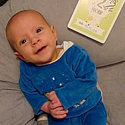 Andrew participe au concours pour gagner de l'argent avec cette photo : baby, infant, smile, smiling, blue_outfit, onesie, pillow, milestone_card, card, eyes, hands, baby_clothes, blanket, indoor, portrait, cute, lying_down, soft_texture, happy, newborn