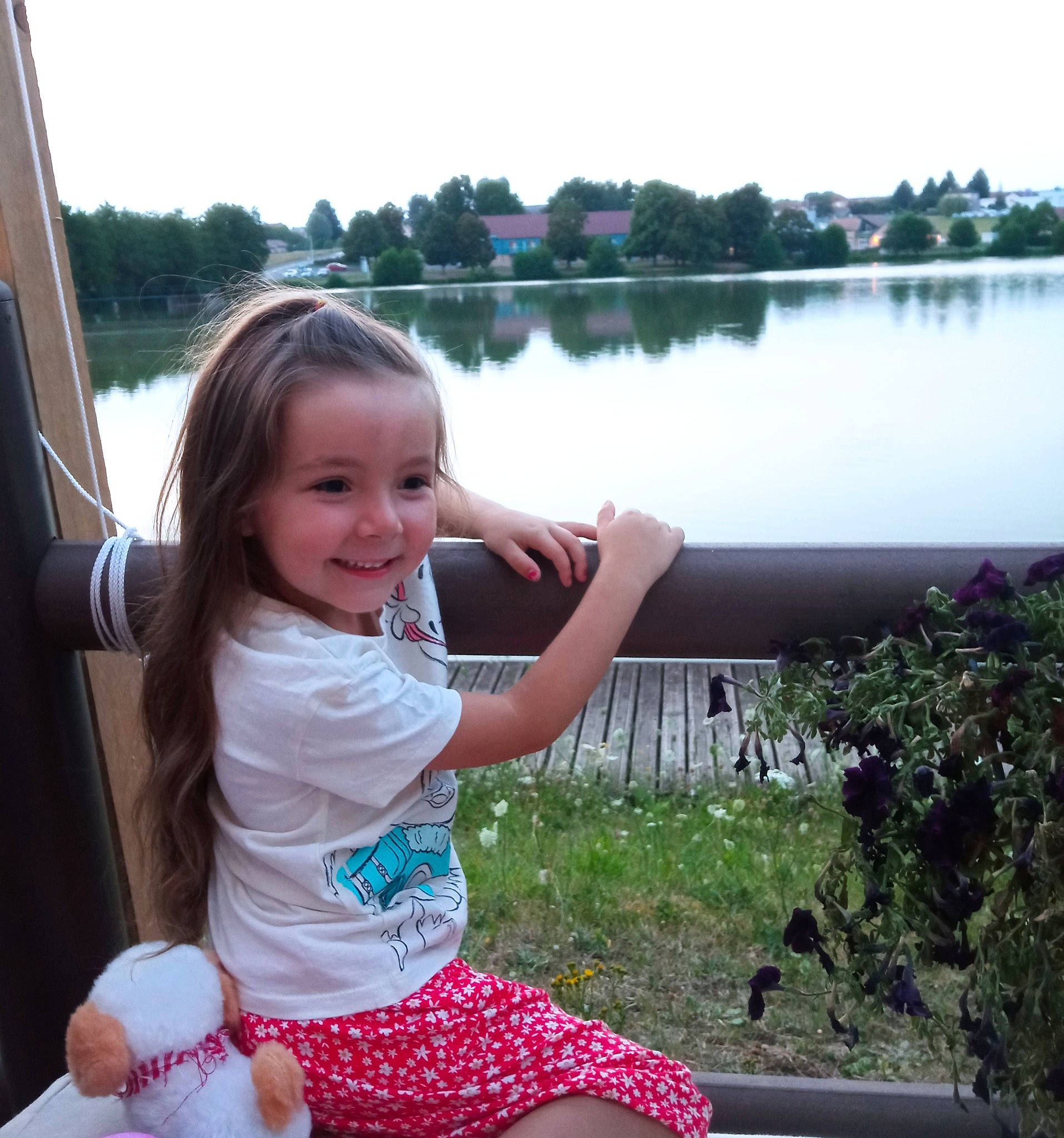 Célia participe au concours pour gagner de l'argent avec cette photo : baby_toddler_clothing, beauty, fun, gesture, grass, happy, joy, lake, leisure, morning, nature, person, photograph, pink, plant, sky, smile, summer, toddler, travel