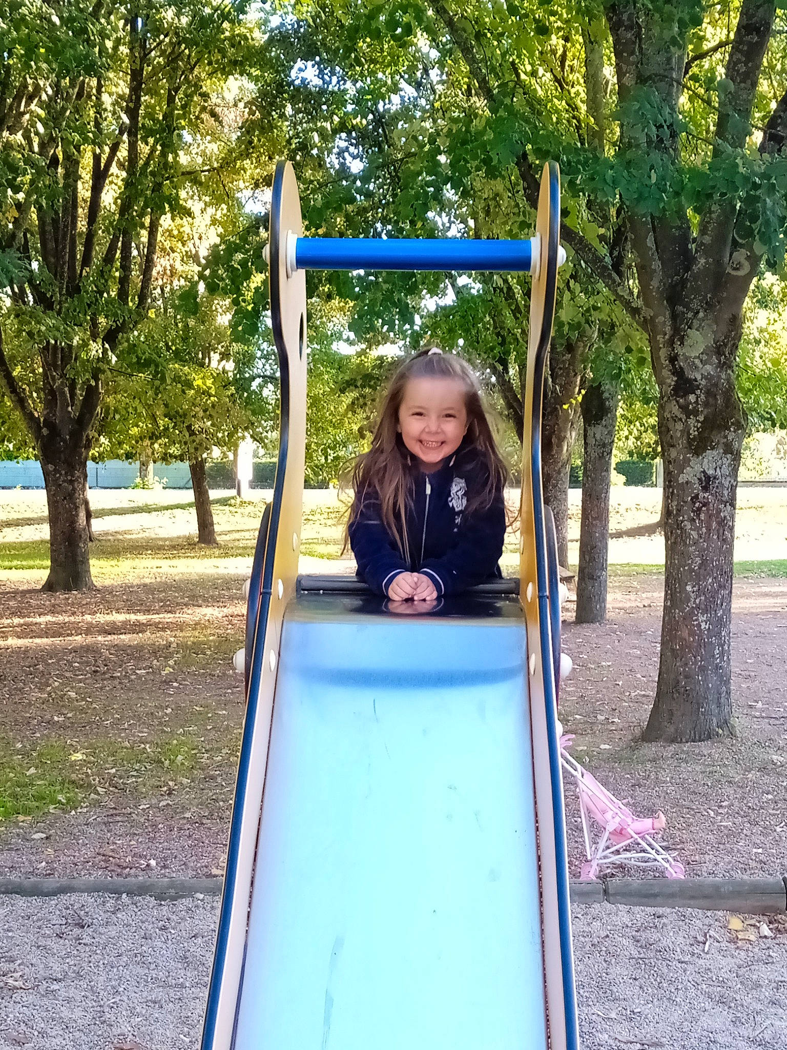 Célia a rejoint le concours — aidez-le/la à gagner de superbes lots ! chute, city, electric_blue, fun, grass, jacket, joy, leisure, outdoor_play_equipment, person, plant, playground, playground_slide, public_space, recreation, shade, smile, t_shirt, toddler, tree