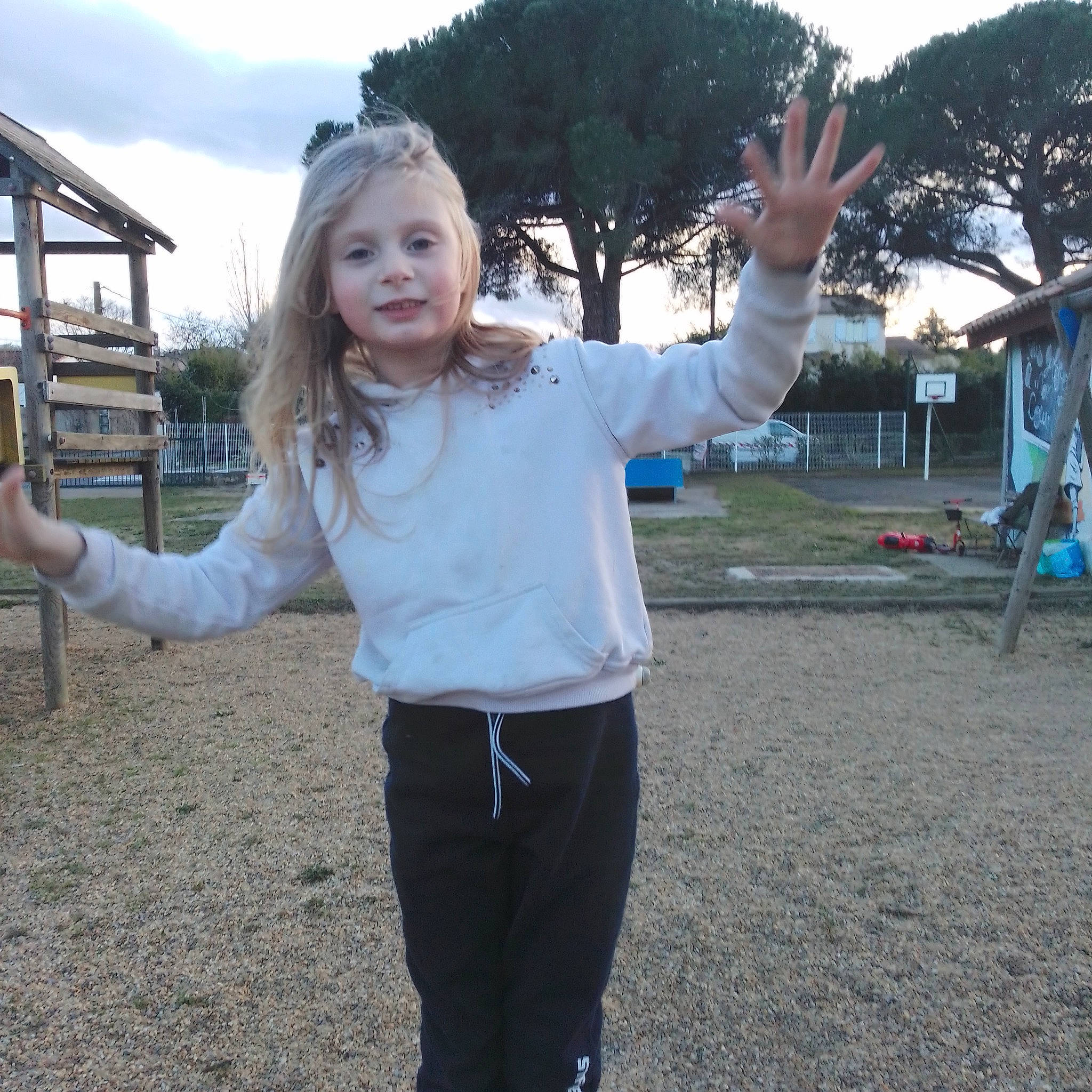 Jade a rejoint le concours — aidez-le/la à gagner de superbes lots ! city, denim, electric_blue, fun, gesture, grass, happy, leisure, person, plant, playground, recreation, sky, sleeve, soil, sweatpant, thumb, toddler, travel, tree