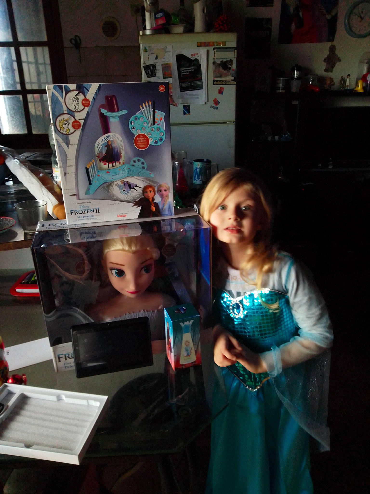 Jade a rejoint le concours — aidez-le/la à gagner de superbes lots ! art, artist, child, collection, computer_keyboard, computer_monitor, costume, desk, event, eyewear, fashion_design, fiction, fun, person, personal_computer, picture_frame, room, t_shirt, table, toddler