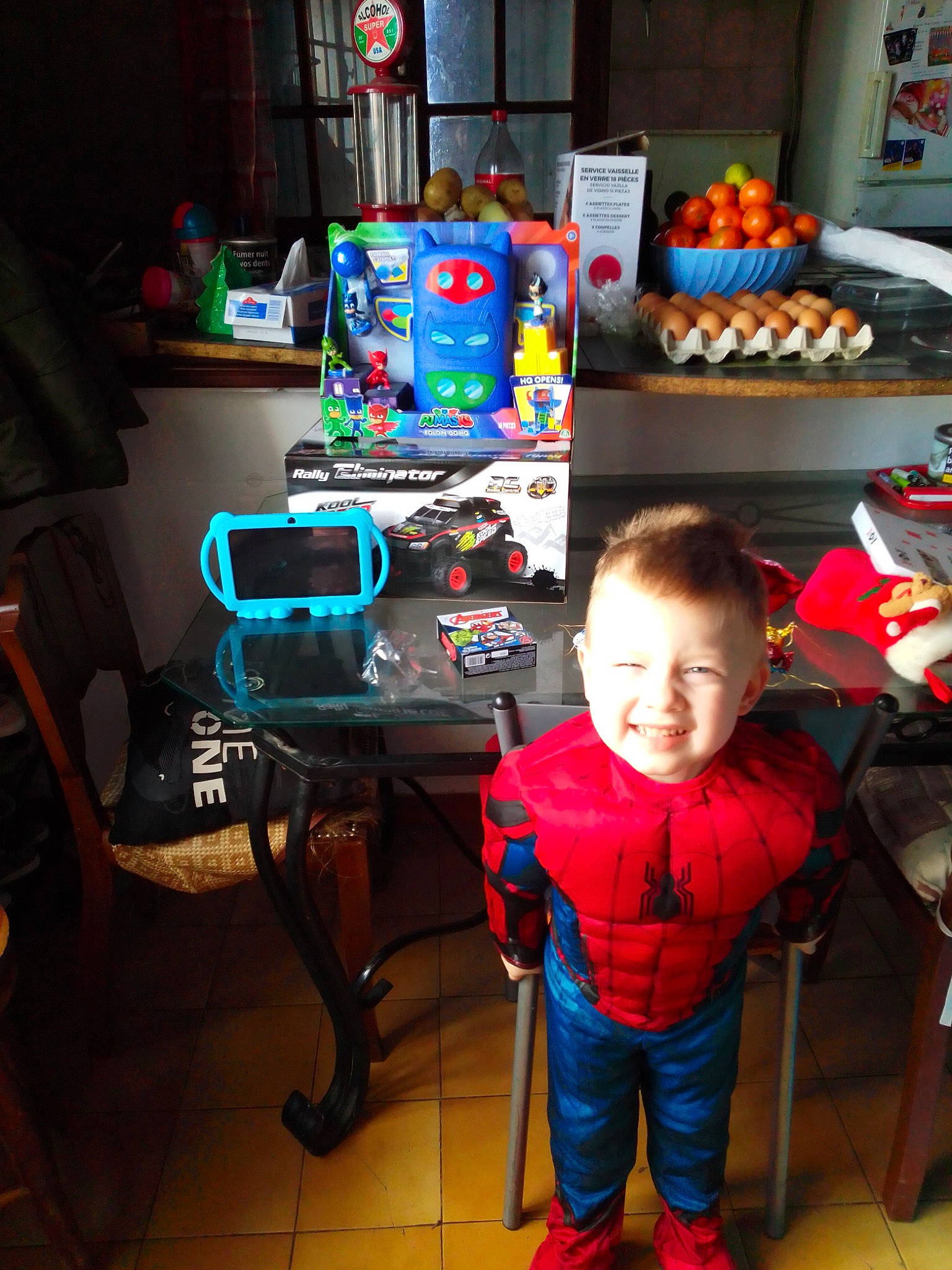 Adam a rejoint le concours — aidez-le/la à gagner de superbes lots ! chair, child, flooring, fun, happy, home_appliance, joy, leisure, machine, person, play, recreation_room, room, shelf, shelving, sitting, smile, standing, t_shirt, table