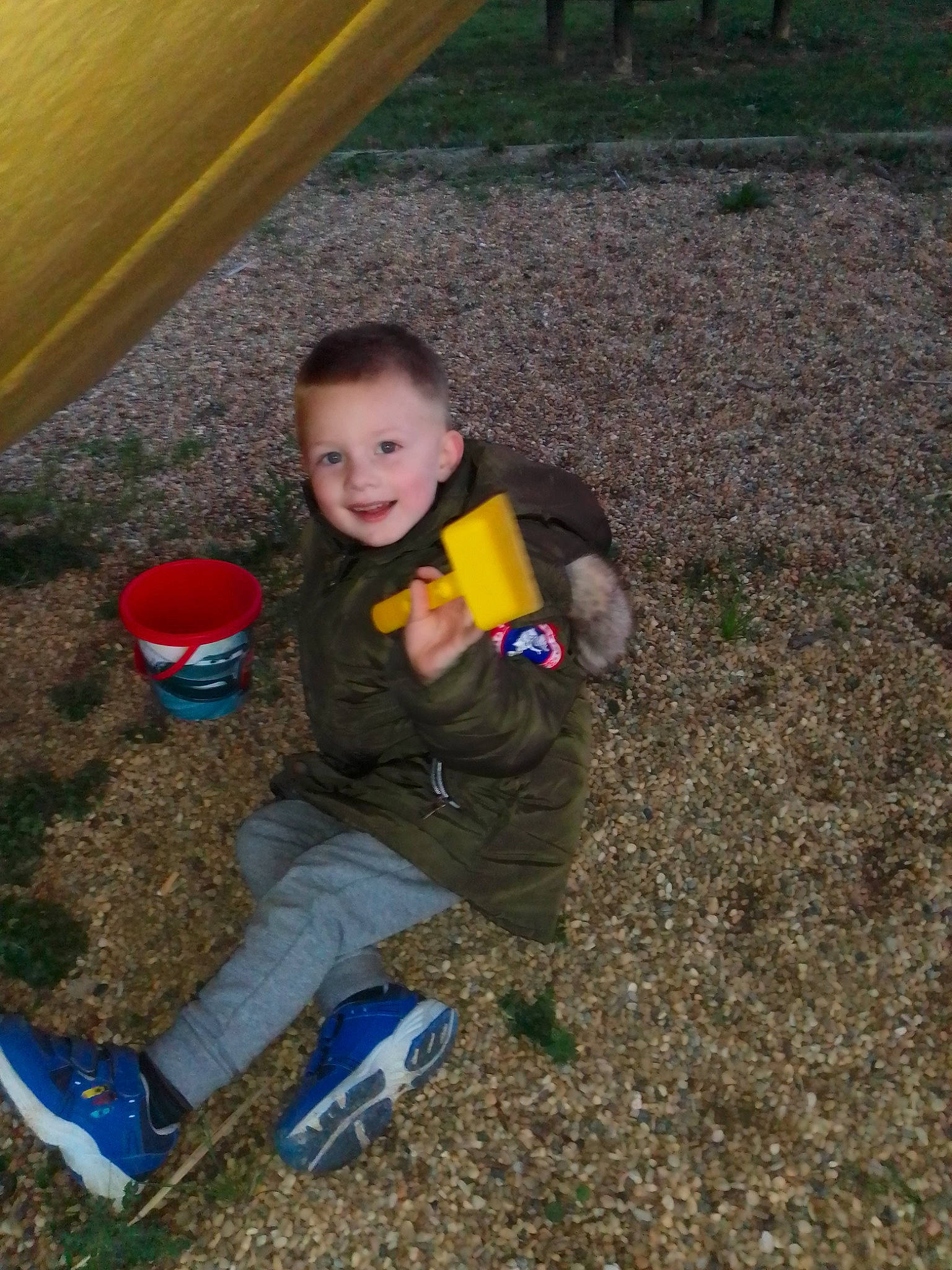 Adam participe au concours pour gagner de l'argent avec cette photo : baby, baby_toddler_clothing, ball, child, chute, fun, grass, joy, leisure, outdoor_play_equipment, people_in_nature, person, play, playground, recreation, sitting, smile, soil, t_shirt, toddler