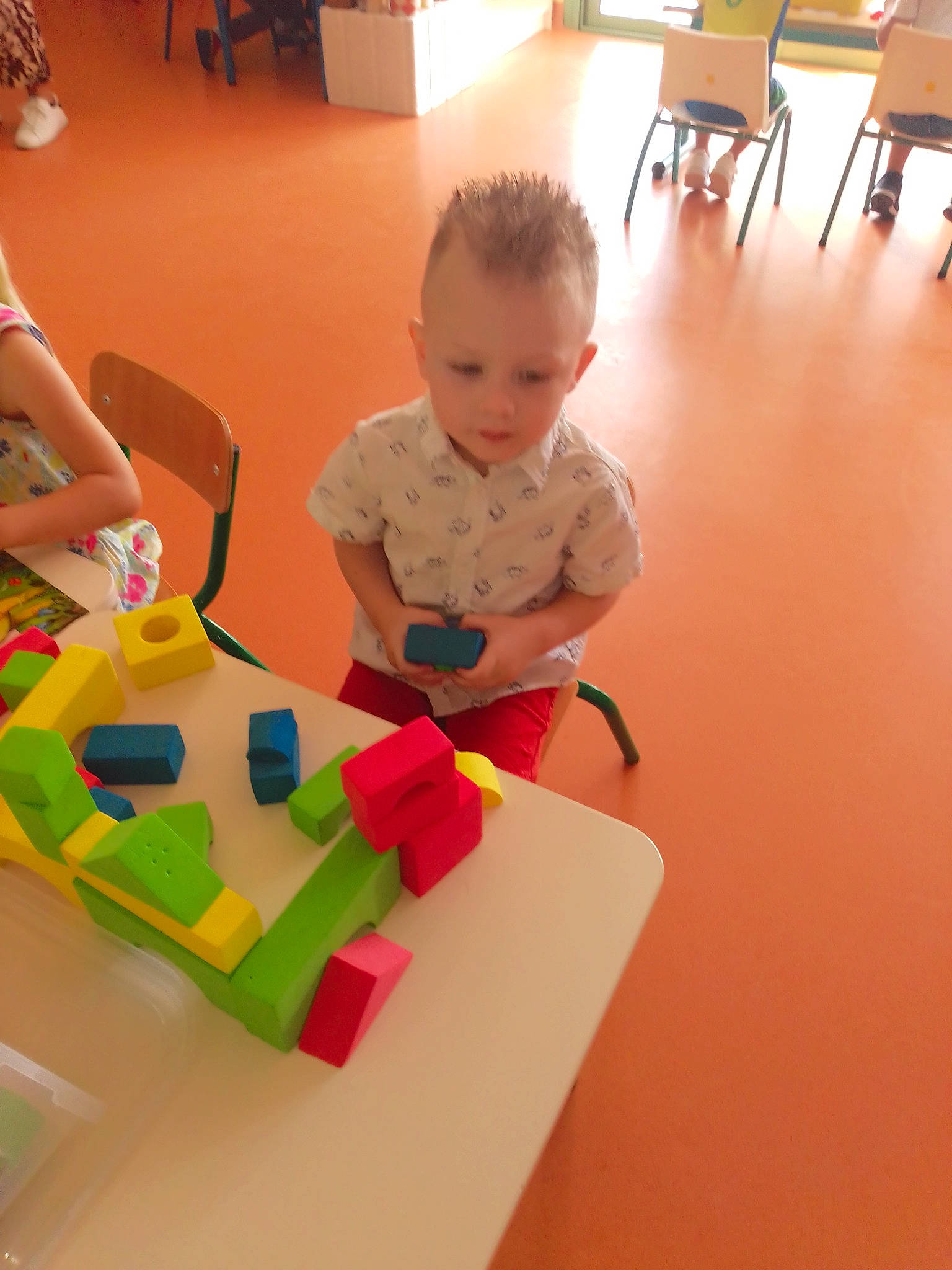 Adam a rejoint le concours — aidez-le/la à gagner de superbes lots ! baby, baby_playing_with_toys, baby_toys, chair, child, design, flooring, fun, hardwood, learning, leisure, person, plastic, play, room, sharing, sitting, toddler, toy, toy_block