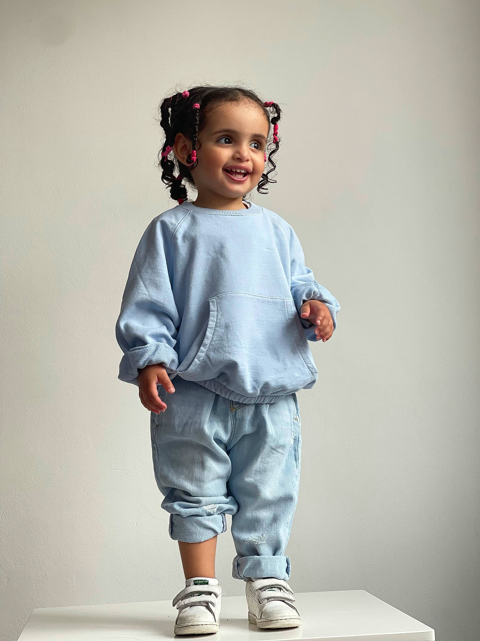 Kamila participe au concours pour gagner de l'argent avec cette photo : arm, art, baby_toddler_clothing, denim, electric_blue, face, fashion_design, gesture, hair, happy, head, human_body, human_leg, joint, joy, knee, person, sitting, sleeve, smile