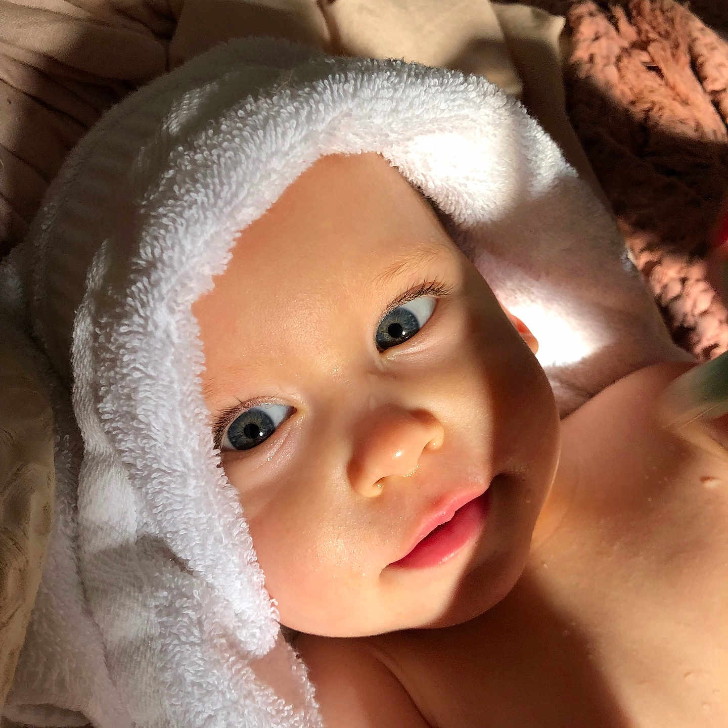 Leo a rejoint le concours — aidez-le/la à gagner de superbes lots ! baby, bathtowel, bed, blanket, bodypart, bonnet, clothing, face, finger, hand, happy, hat, head, newborn, person, photography, portrait, quilt, smile, towel
