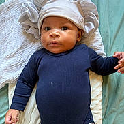 Lyam a rejoint le concours — aidez-le/la à gagner de superbes lots ! baby, bedding, blanket, blue_clothing, child, cute, eyes, face, hands, hat, indoors, infant, lying_down, neutral_expression, newborn, onesie, pillow, portrait, skin, soft_texture