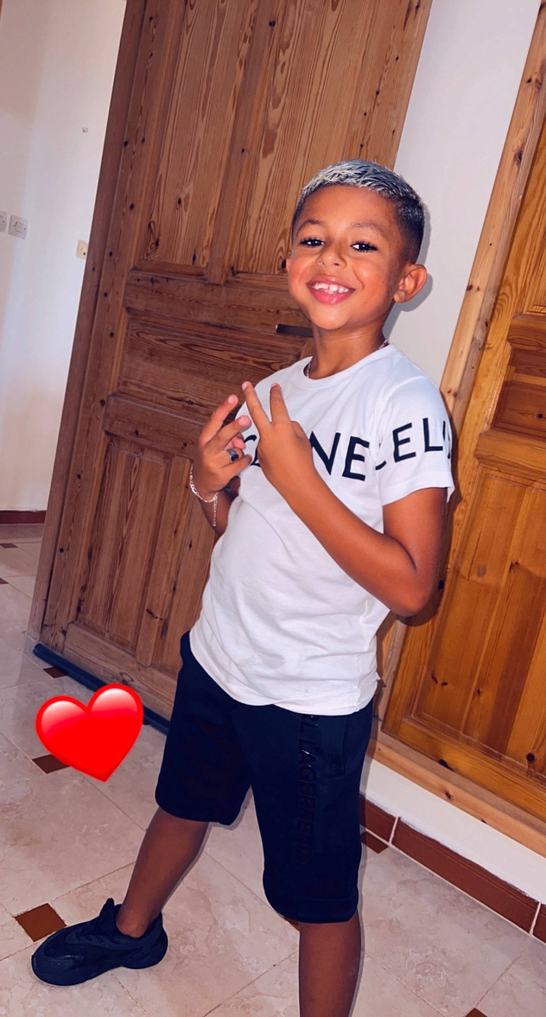 Mohamed Ali a rejoint le concours — aidez-le/la à gagner de superbes lots ! arm, cool, door, elbow, electric_blue, flash_photography, flooring, happy, joint, joy, leisure, muscle, person, red, shoulder, sleeve, smile, standing, t_shirt, thigh