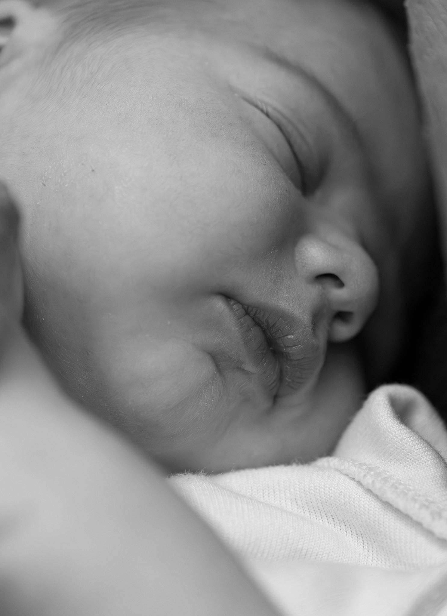 Alya participe au concours pour gagner de l'argent avec cette photo : baby, baby_sleeping, bedtime, child, close_up, comfort, eyelash, happy, linens, monochrome, monochrome_photography, nap, nose, person, portrait_photography, skin, sleep, toddler