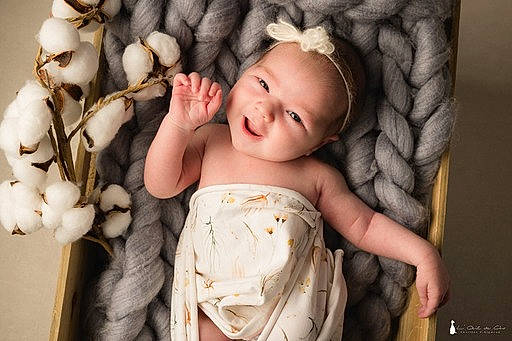 Alya a rejoint le concours — aidez-le/la à gagner de superbes lots ! abdomen, baby, baby_toddler_clothing, cheek, chest, child, comfort, eye, finger, flash_photography, hand, happy, headpiece, iris, lip, person, skin, smile, textile, toddler