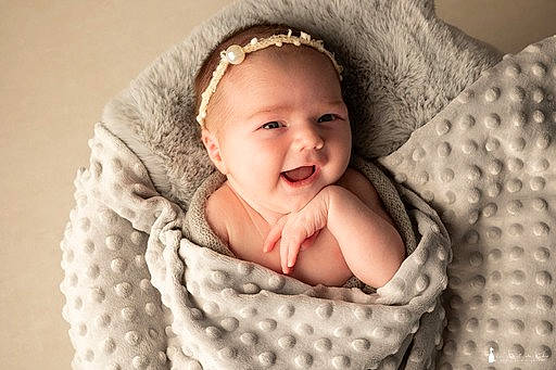 Alya a rejoint le concours — aidez-le/la à gagner de superbes lots ! baby, baby_toddler_clothing, beauty, child, comfort, fashion_accessory, flash_photography, happy, headwear, iris, joy, linens, lip, pattern, person, pink, portrait_photography, product, skin, sleeve