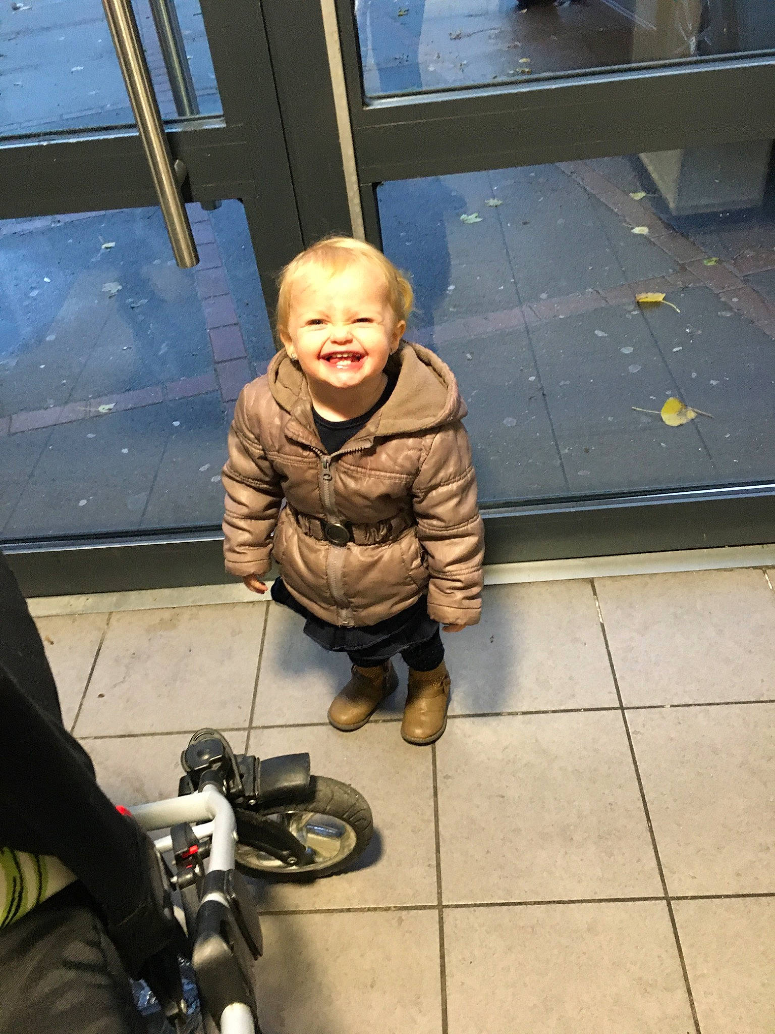 Zoé participe au concours pour gagner de l'argent avec cette photo : child, floor, joy, person, smile, toddler