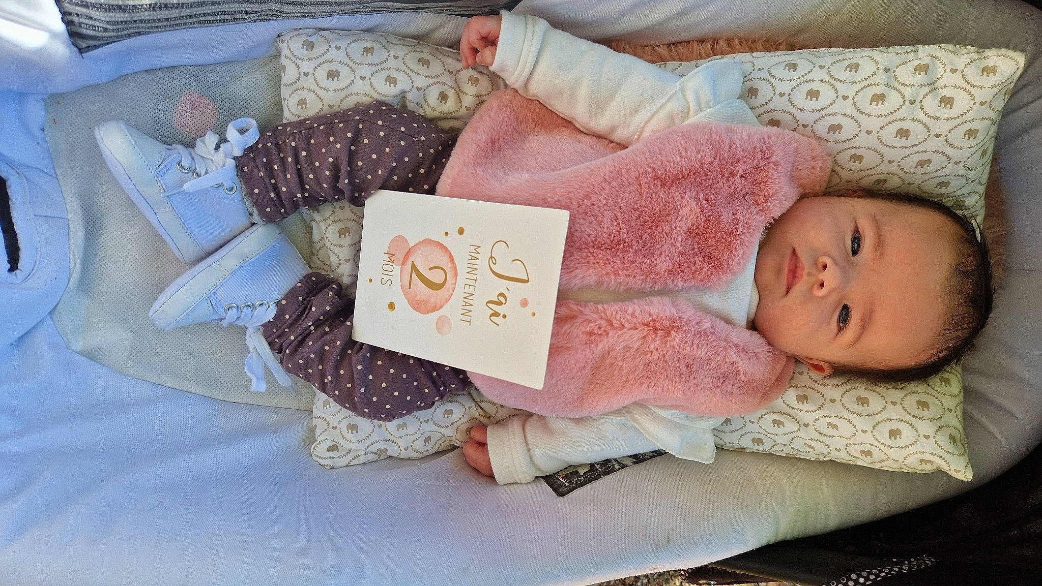 Faustine a rejoint le concours — aidez-le/la à gagner de superbes lots ! baby, baby_sleeping, baby_toddler_clothing, bedtime, child, comfort, fashion_accessory, happy, linens, nap, paper_product, pattern, peach, person, petal, pink, room, rose, sleep, sweetness