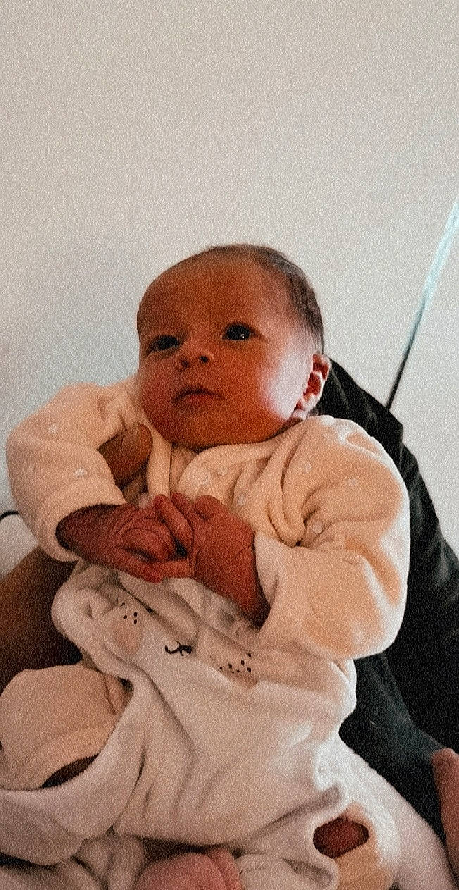 Mélyana participe au concours pour gagner de l'argent avec cette photo : arm, baby, baby_sleeping, baby_toddler_clothing, cheek, child, comfort, eye, eyelash, face, finger, gesture, lip, neck, nose, person, skin, stomach, textile, thumb