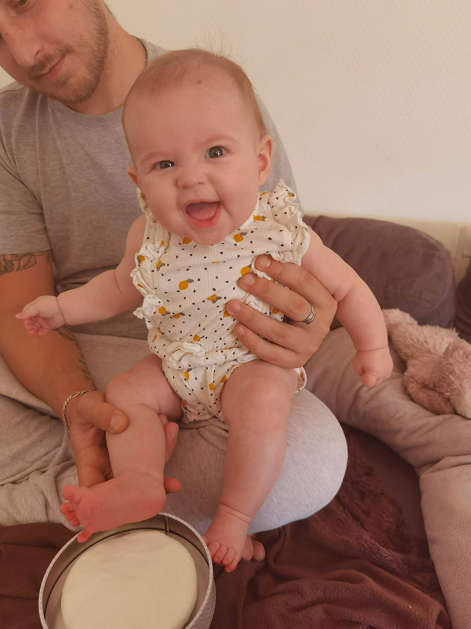 Mélyana a rejoint le concours — aidez-le/la à gagner de superbes lots ! arm, baby, baby_toddler_clothing, cheek, child, comfort, drum, eye, face, finger, gesture, hand_drum, happy, membranophone, musical_instrument, person, sitting, skin, smile, stomach