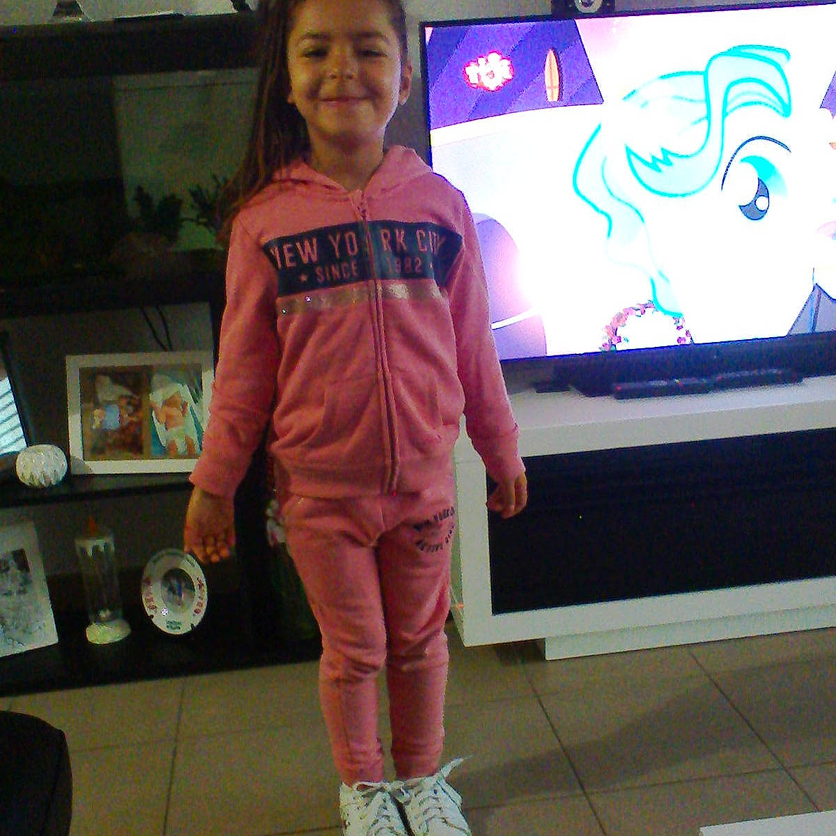 Sarah a rejoint le concours — aidez-le/la à gagner de superbes lots ! clothing, display_device, electronic_device, joint, joy, media, outerwear, person, screen, shoulder, sleeve, sportswear, standing, t_shirt, technology, television