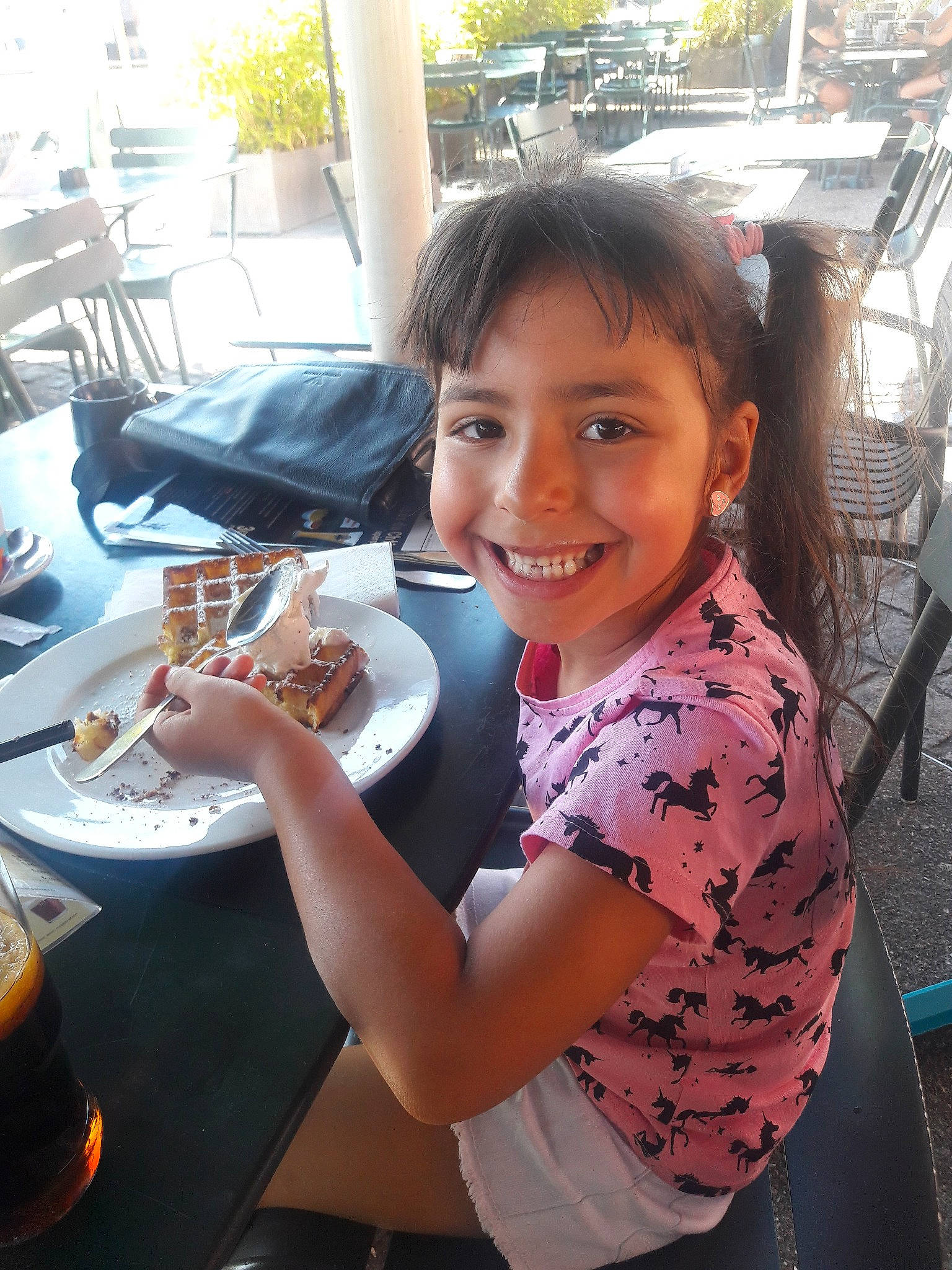 Sarah participe au concours pour gagner de l'argent avec cette photo : breakfast, child, food, joy, lunch, meal, person, restaurant, smile, vacation