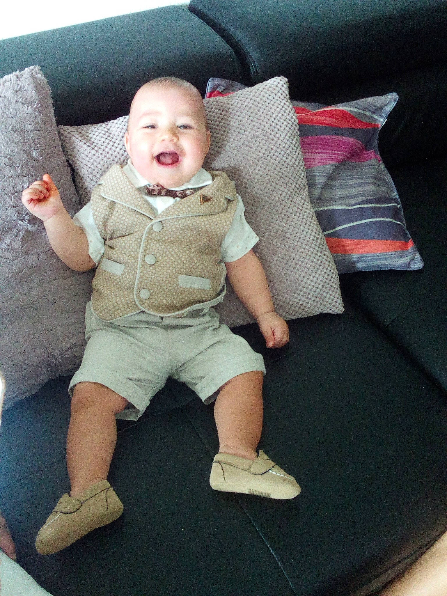 Adam participe au concours pour gagner de l'argent avec cette photo : arm, baby, baby_in_car_seat, car, car_seat, cheek, child, comfort, family_car, fun, leg, person, play, sitting, skin, smile, toddler, vacation