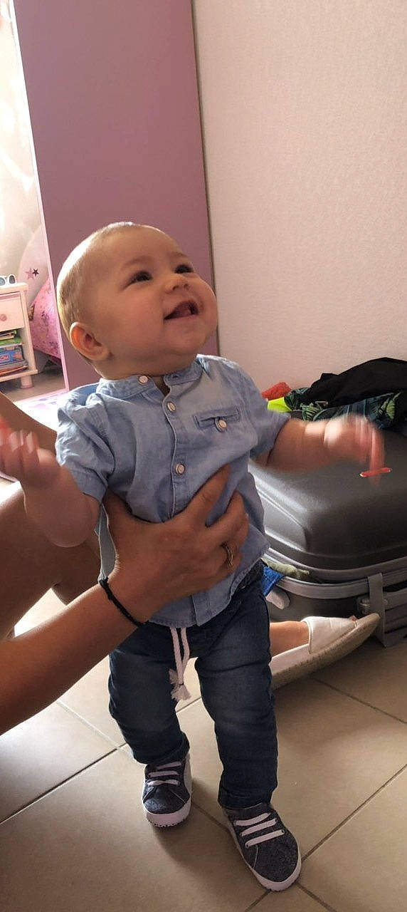 Adam participe au concours pour gagner de l'argent avec cette photo : baby, baby_carriage, baby_products, cheek, child, leg, person, product, skin, toddler