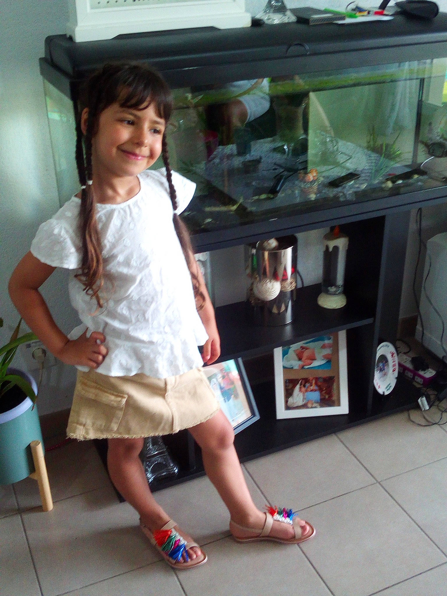 Sarah participe au concours pour gagner de l'argent avec cette photo : black_hair, child, footwear, human_leg, joy, leg, person, shoe, snapshot, vacation