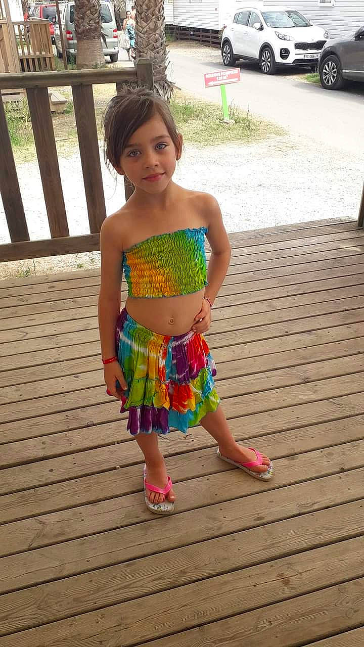 Zoé participe au concours pour gagner de l'argent avec cette photo : abdomen, electric_blue, eye, happy, head, human_leg, jewellery, joy, leisure, long_hair, person, plant, sandal, sidewalk, smile, street_fashion, summer, thigh, trunk, waist