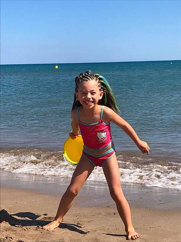 Zoé a rejoint le concours — aidez-le/la à gagner de superbes lots ! barefoot, beach, flash_photography, foot, fun, happy, horizon, human_leg, joy, knee, leg, leisure, people_in_nature, people_on_beach, person, sky, summer, swimwear, thigh, waist