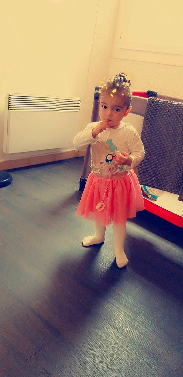 Kleïly a rejoint le concours — aidez-le/la à gagner de superbes lots ! ballet_tutu, child, clothing, costume, dress, floor, flooring, fun, girl, leg, person, pink, red, skin, standing, toddler