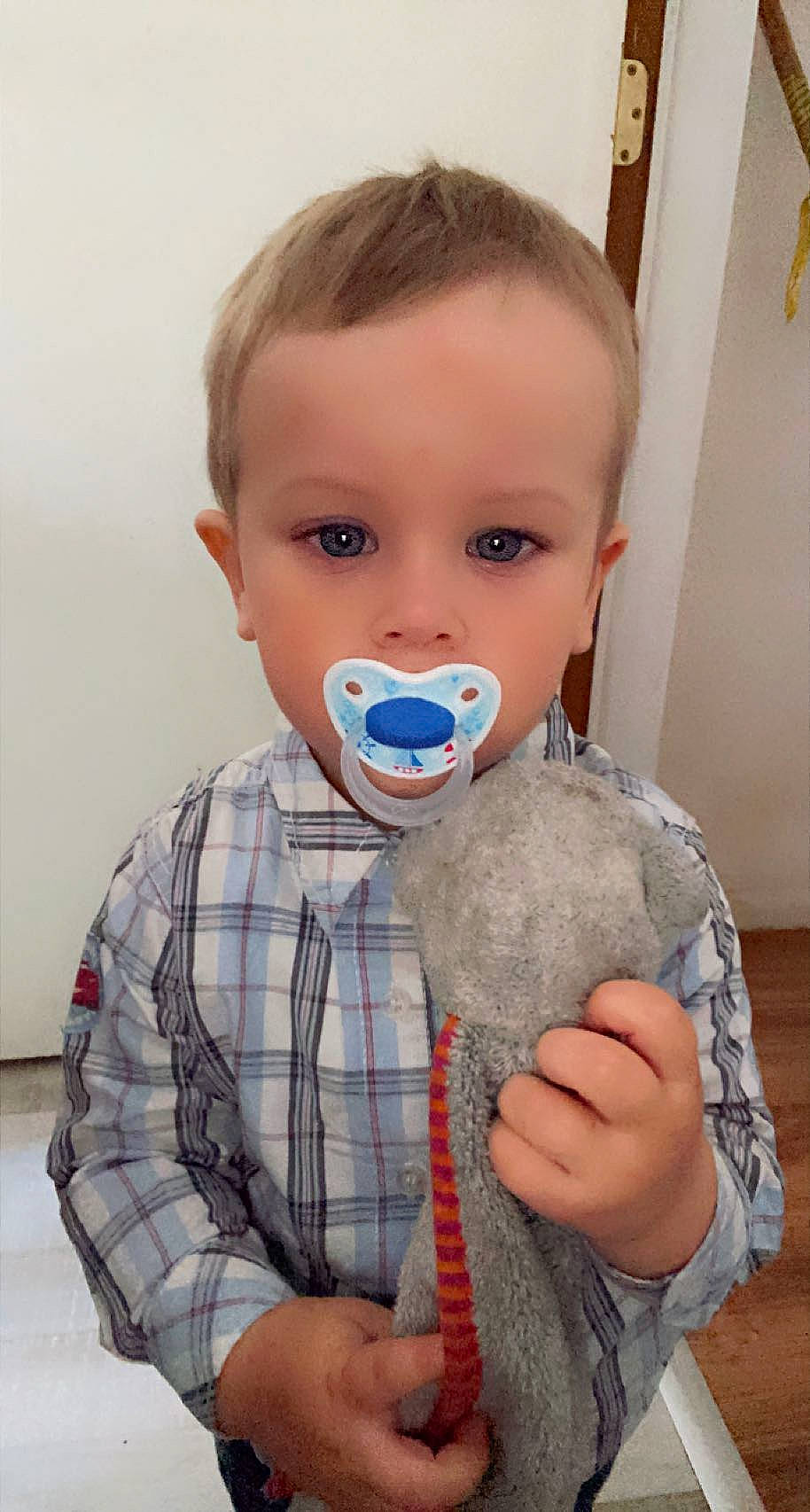 Eden participe au concours pour gagner de l'argent avec cette photo : baby_toddler_clothing, cheek, child, ear, electric_blue, eyelash, finger, gesture, happy, moustache, neck, nose, pattern, person, plaid, skin, sleeve, stuffed_toy, t_shirt, tartan