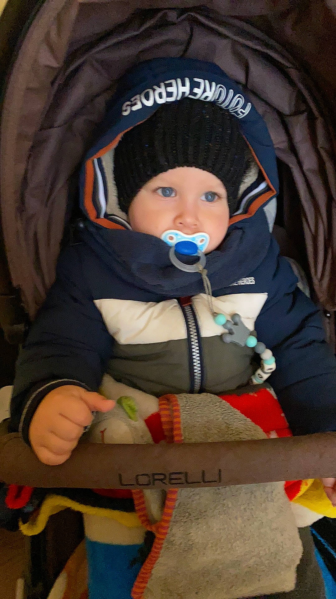 Eden participe au concours pour gagner de l'argent avec cette photo : auto_part, baby, baby_carriage, baby_products, baby_safety, baby_toddler_clothing, cap, car_seat, cheek, child, comfort, electric_blue, fun, hat, headwear, person, personal_protective_equipment, sitting, toddler