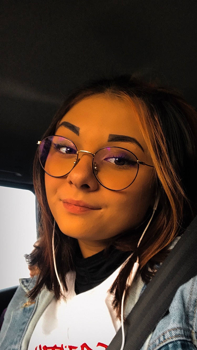 Ayla participe au concours pour gagner de l'argent avec cette photo : black_hair, brown_hair, cheek, chin, cool, eye_glass_accessory, eyebrow, eyewear, face, forehead, glasses, hair, hairstyle, lip, long_hair, person, photography, portrait, selfie, smile