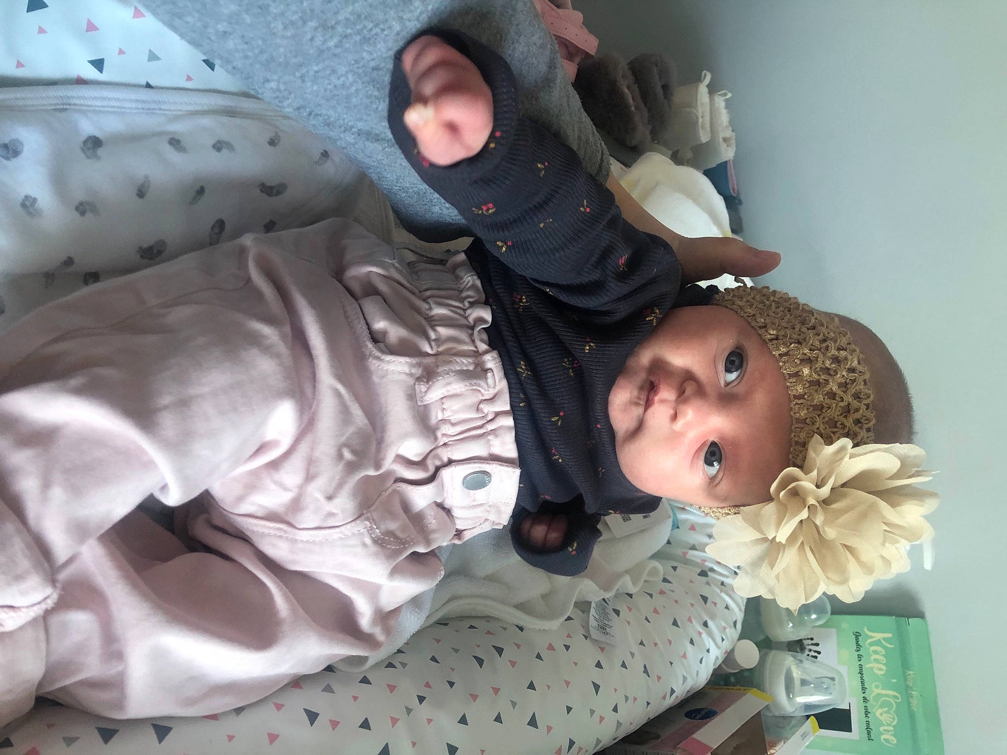 Lily a rejoint le concours — aidez-le/la à gagner de superbes lots ! baby, baby_products, baby_toddler_clothing, child, comfort, fun, happy, headwear, linens, nap, pattern, person, room, sitting, sleeve, toddler, white