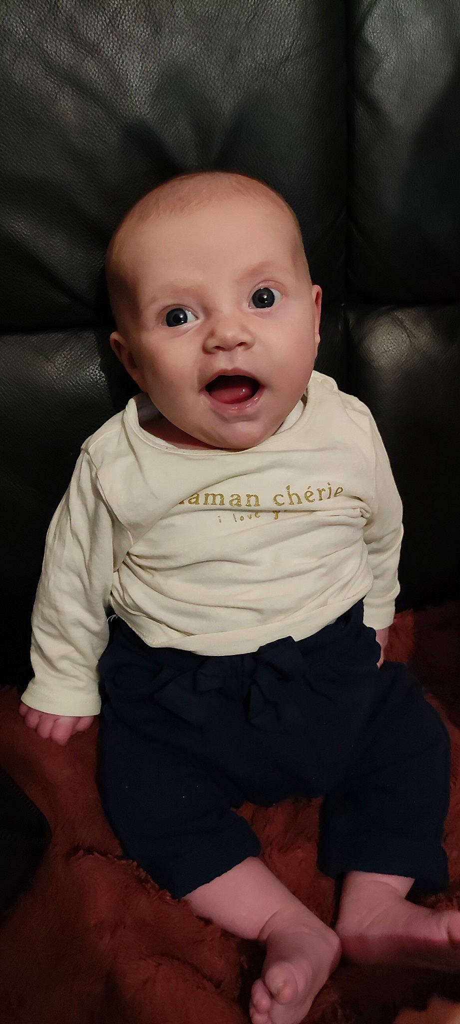 Lily a rejoint le concours — aidez-le/la à gagner de superbes lots ! baby, baby_toddler_clothing, cheek, collar, comfort, dress_shirt, eye, face, flash_photography, happy, head, human_body, iris, lip, neck, nose, person, skin, sleeve, surprise