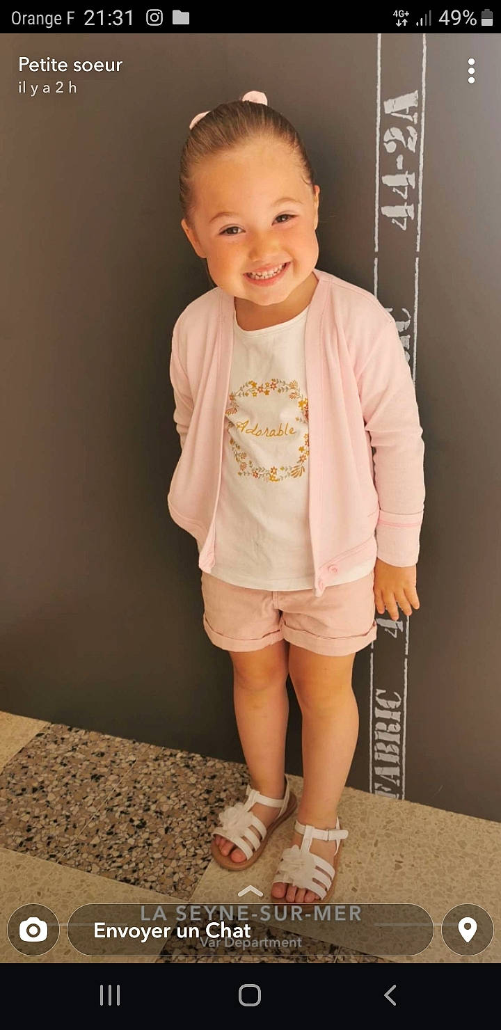 Alena participe au concours pour gagner de l'argent avec cette photo : arm, baby_toddler_clothing, facial_expression, fashion_design, flash_photography, footwear, hairstyle, happy, joint, joy, neck, person, pink, shorts, shoulder, sleeve, smile, sportswear, street_fashion, t_shirt