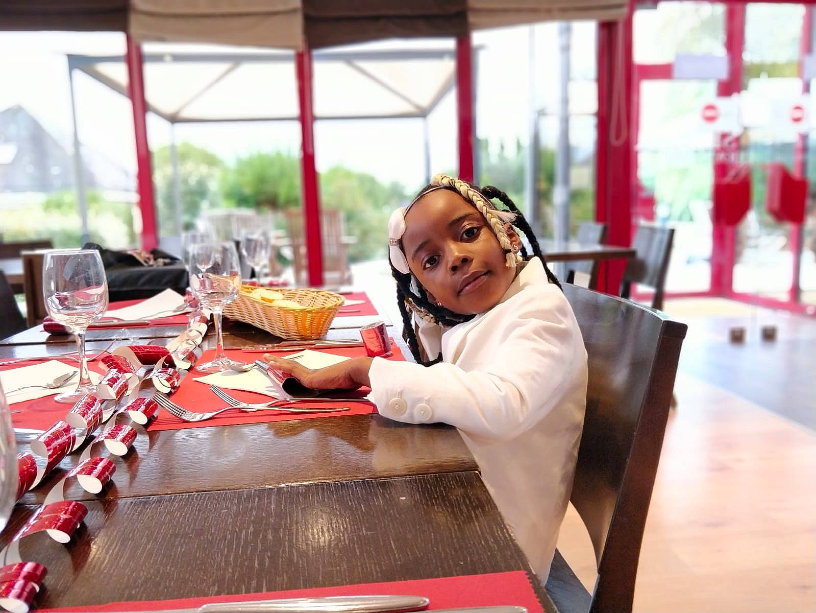 M.sybelle a rejoint le concours — aidez-le/la à gagner de superbes lots ! automotive_design, chair, child, cooking, customer, event, eyewear, fashion_design, flooring, fun, leisure, linens, luxury_vehicle, person, plate, recreation, room, t_shirt, table, tablecloth