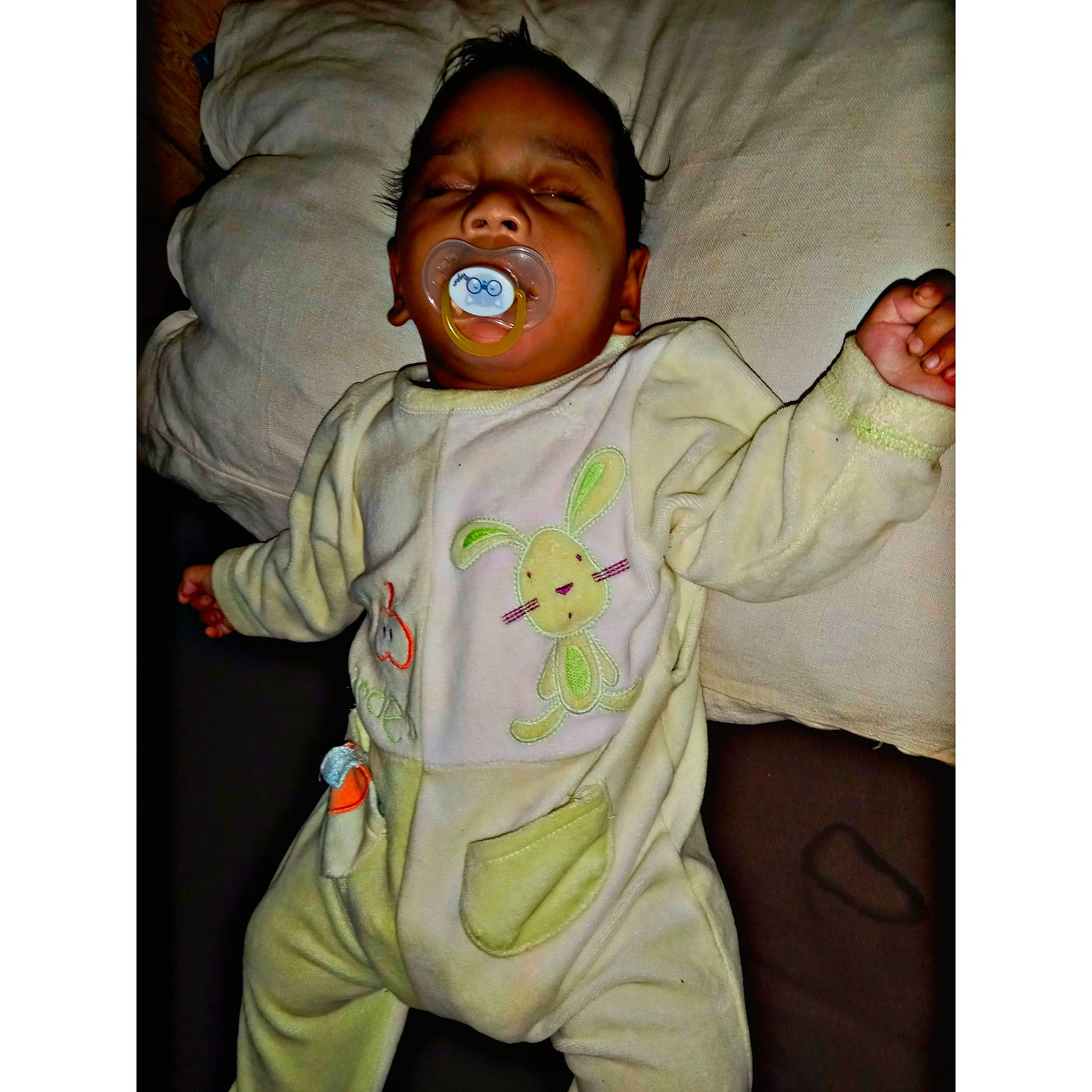 Heaven a rejoint le concours — aidez-le/la à gagner de superbes lots ! arm, baby, baby_safety, baby_sleeping, baby_toddler_clothing, cheek, clothing, comfort, eye, happy, head, infant_bodysuit, linens, mouth, nose, person, product, skin, sleeve, t_shirt