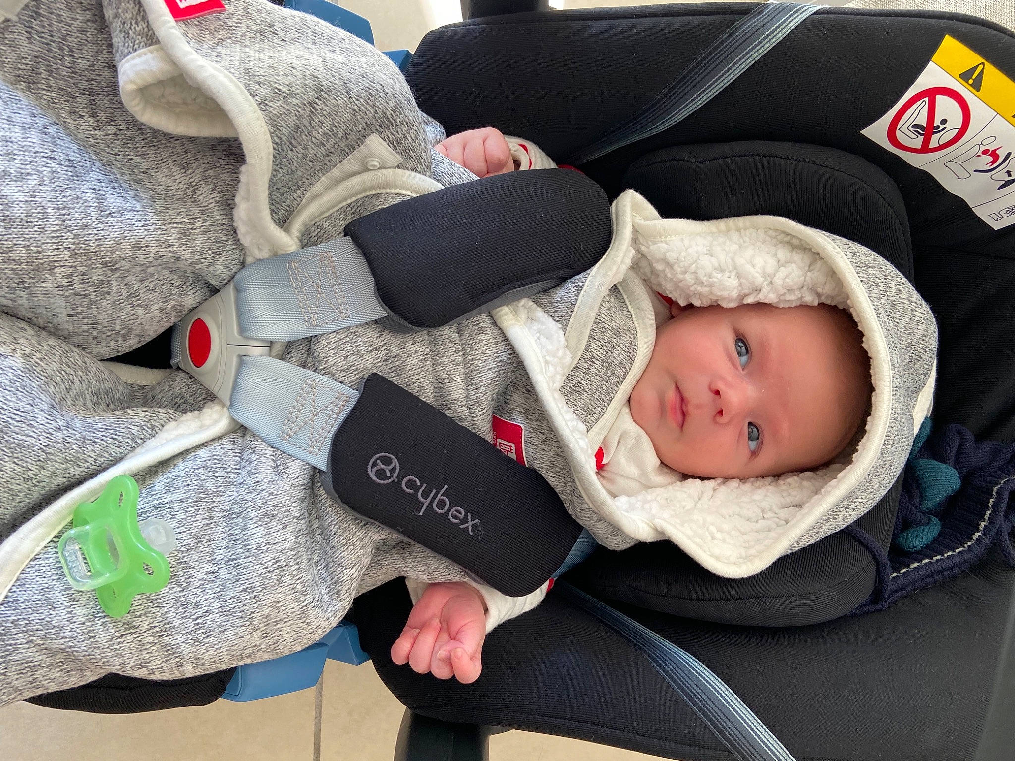 Valentin participe au concours pour gagner de l'argent avec cette photo : baby, baby_carriage, baby_products, baby_safety, baby_toddler_clothing, carmine, child, collar, comfort, gesture, happy, hat, linens, pattern, person, sleeve, toddler