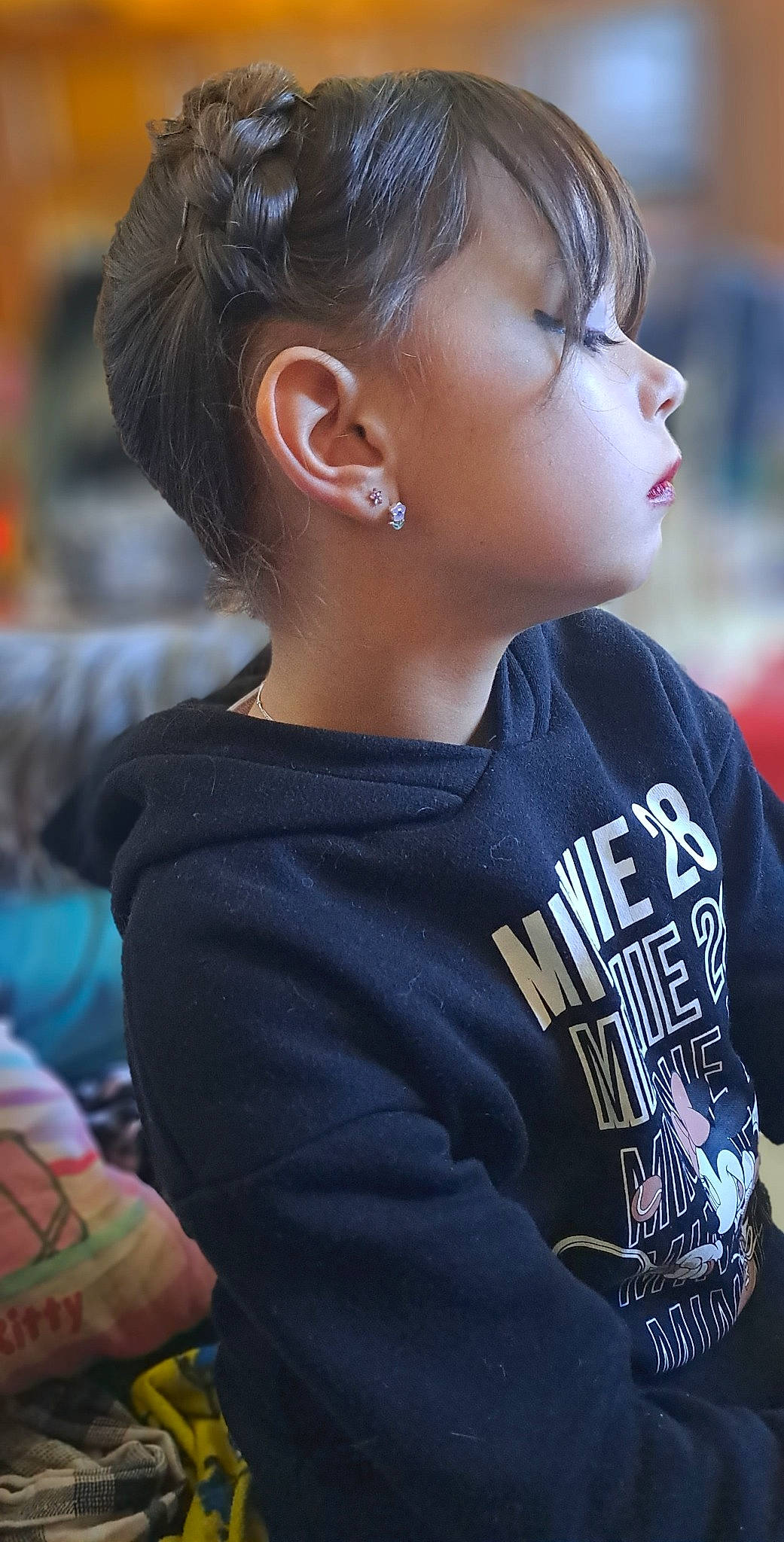 Lee-lou participe au concours pour gagner de l'argent avec cette photo : audio_equipment, brown_hair, child, chin, cool, ear, electric_blue, eyelash, eyewear, face, fun, hair, hairstyle, happy, head, outerwear, person, recreation, sleeve, t_shirt