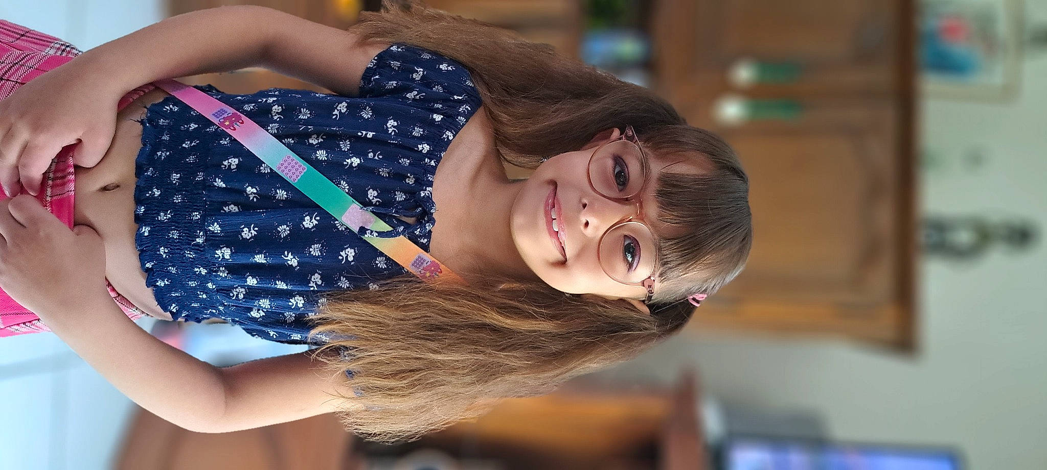 Lee-lou a rejoint le concours — aidez-le/la à gagner de superbes lots ! bangs, brown_hair, child, elbow, electric_blue, eyelash, eyewear, flash_photography, fun, hair_coloring, happy, human_leg, joy, lip, long_hair, neck, pattern, person, shoulder, smile