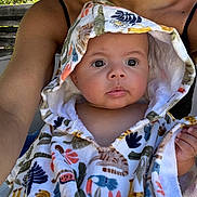 Pio participe au concours pour gagner de l'argent avec cette photo : baby, child, towel, hood, animal_print, outdoor, person, adult, skin, face, eyes, hand, nature, greenery, sunlight, summer, portrait, candid, closeup, cute