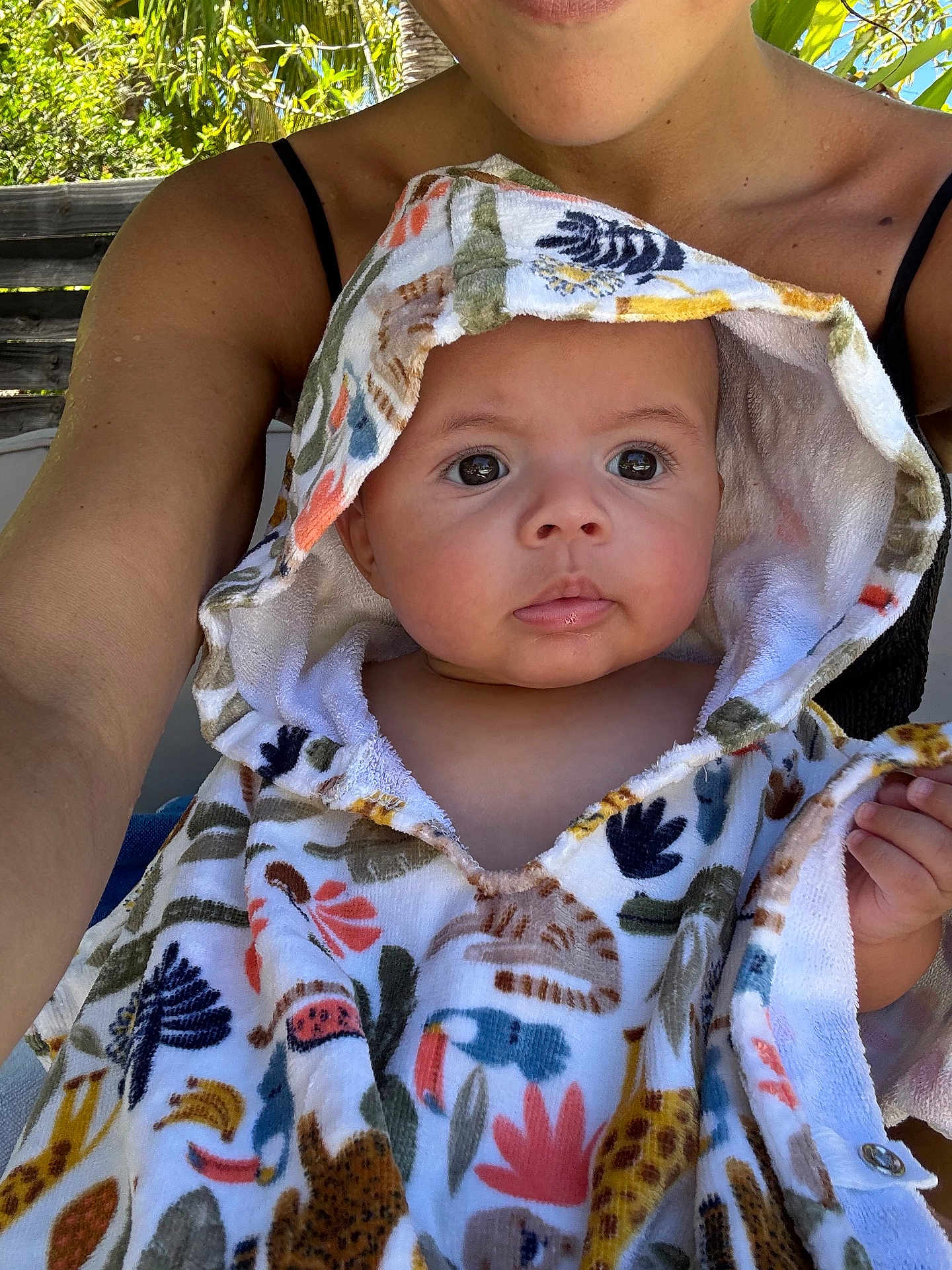 Pio participe au concours pour gagner de l'argent avec cette photo : baby, child, towel, hood, animal_print, outdoor, person, adult, skin, face, eyes, hand, nature, greenery, sunlight, summer, portrait, candid, closeup, cute