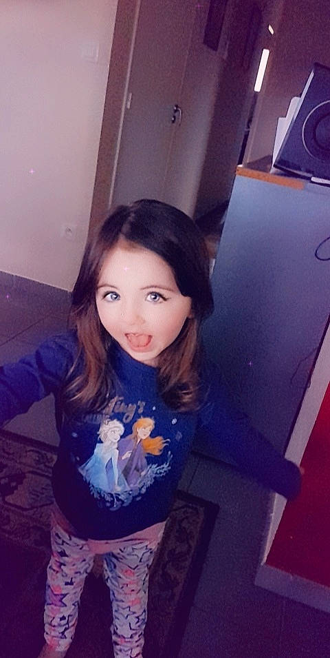 Gabrielle a rejoint le concours — aidez-le/la à gagner de superbes lots ! beauty, cool, electric_blue, eyebrow, eyelash, floor, flooring, fun, hair, hairstyle, happy, iris, long_hair, person, purple, skin, sleeve, smile, standing, t_shirt