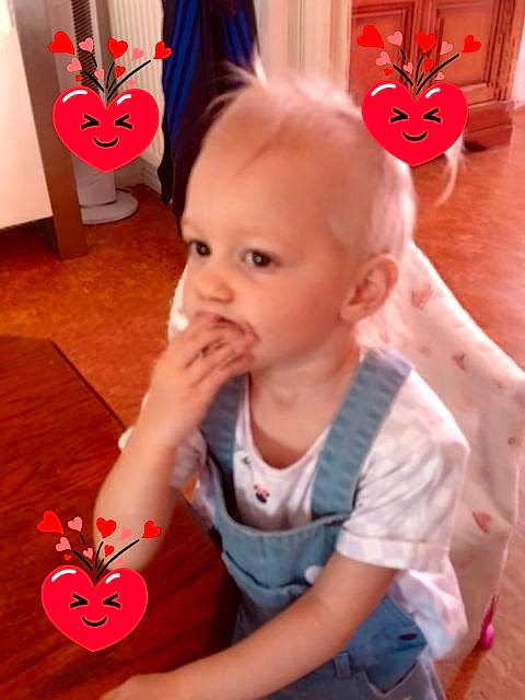 Athenna participe au concours pour gagner de l'argent avec cette photo : baby, baby_toddler_clothing, carmine, cheek, child, design, event, flooring, fun, happy, mouth, orange, organ, person, pink, play, red, t_shirt, thumb, toddler