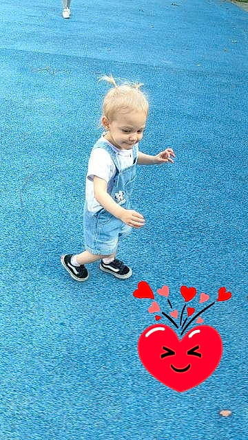 Athenna participe au concours pour gagner de l'argent avec cette photo : art, baby, baby_toddler_clothing, blue, carmine, child, coquelicot, electric_blue, facial_expression, flooring, font, fun, happy, illustration, leisure, people_in_nature, person, petal, play, t_shirt