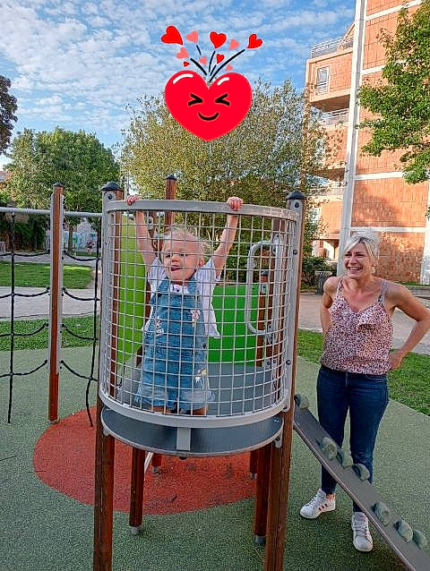 Athenna participe au concours pour gagner de l'argent avec cette photo : balloon, child, city, fun, grass, green, joy, leisure, magenta, party_supply, pattern, person, plant, play, playground, public_space, recreation, sky, snapshot, spring