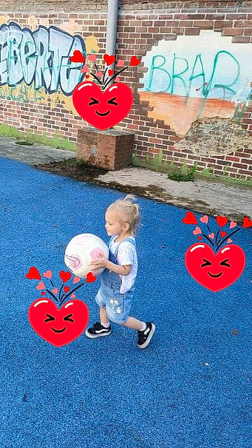 Athenna a rejoint le concours — aidez-le/la à gagner de superbes lots ! art, asphalt, child, flooring, font, happy, line, mammal, orange, organ, person, photograph, plant, public_space, red, road_surface, snapshot, summer, toddler, tree