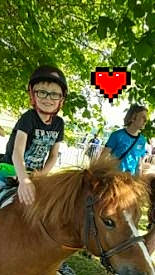 Lenny participe au concours pour gagner de l'argent avec cette photo : bridle, equestrian_sport, equestrianism, event, fun, grass, happy, horse, horse_supplies, horse_tack, joy, landscape, leisure, mane, pack_animal, person, recreation, rein, saddle, travel