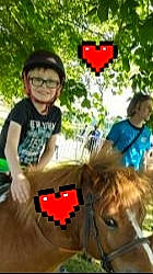 Lenny participe au concours pour gagner de l'argent avec cette photo : child, event, fictional_character, font, fun, grass, happy, hat, joy, jungle, leisure, musical_instrument, person, photo_caption, play, recreation, sharing, sitting, t_shirt, thigh