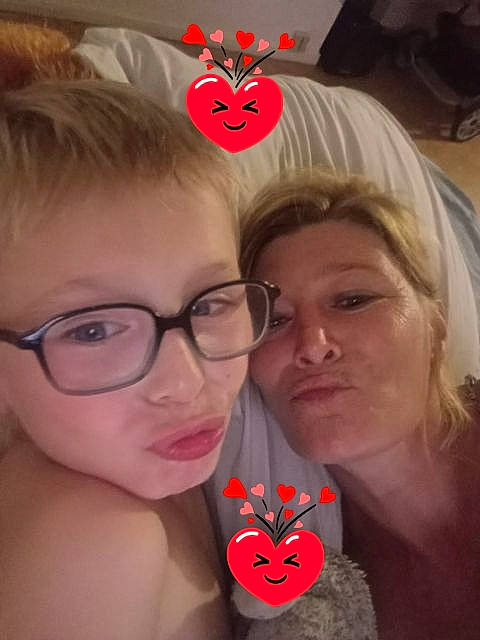 Lenny a rejoint le concours — aidez-le/la à gagner de superbes lots ! cheek, chin, cool, ear, eyebrow, eyelash, eyewear, facial_expression, forehead, gesture, glasses, happy, lip, mouth, neck, nose, organ, person, pink, skin