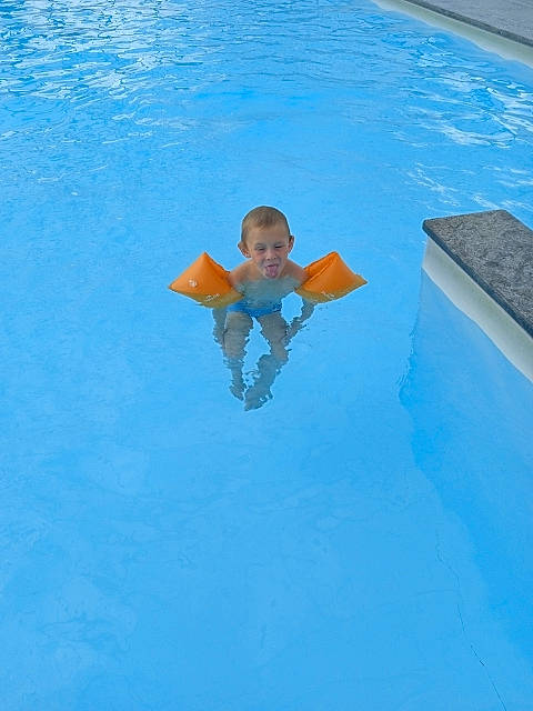 Lenny a rejoint le concours — aidez-le/la à gagner de superbes lots ! aqua, azure, baby, bathing, blue, child, composite_material, electric_blue, fun, happy, leisure, leisure_centre, ocean, outdoor_recreation, person, personal_protective_equipment, recreation, swimming_pool, toddler, vacation