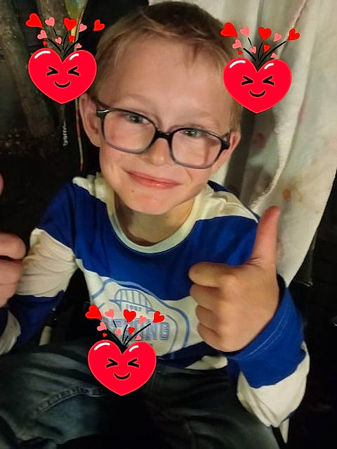 Lenny a rejoint le concours — aidez-le/la à gagner de superbes lots ! carmine, cool, event, eyewear, facial_expression, finger, fun, gesture, glasses, hand, happy, insect, joy, mammal, organ, person, red, sleeve, smile, t_shirt